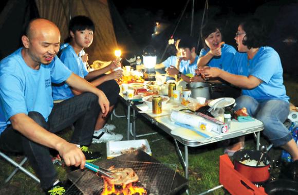 청양 동강리오토캠핑장에서 가족들이 저녁식사를 하고 있다.