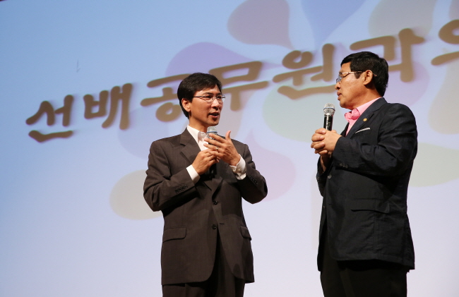 안희정 지사가 13일 도청 문예회관에서 열린 행정혁신 토크 콘서트에서 선배공무원과 대화를 나누고 있다. 