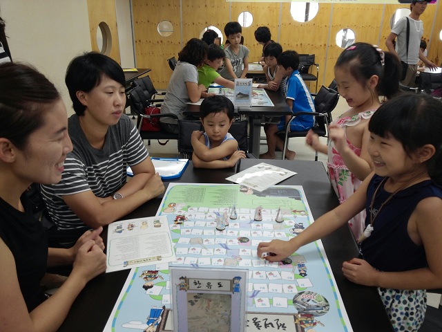 체험학습에 참가한 학생들이 강사, 부모와 함께 퍼즐게임중.