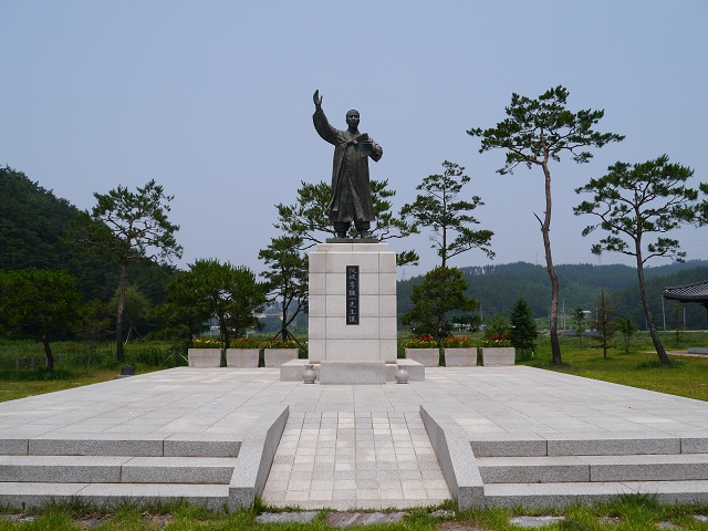 옥파 이종일 선생 기념관에 세워져 있는 동상