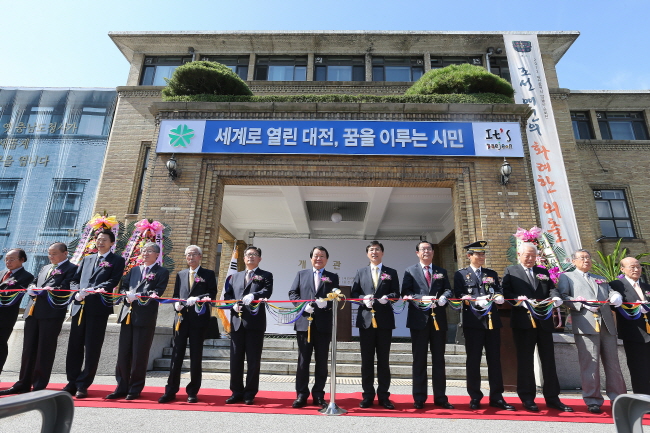 안희정 지사가 1일 대전에 있는 옛도청 청사에서 도정 역사관 테이프 커팅을 하고 있다.