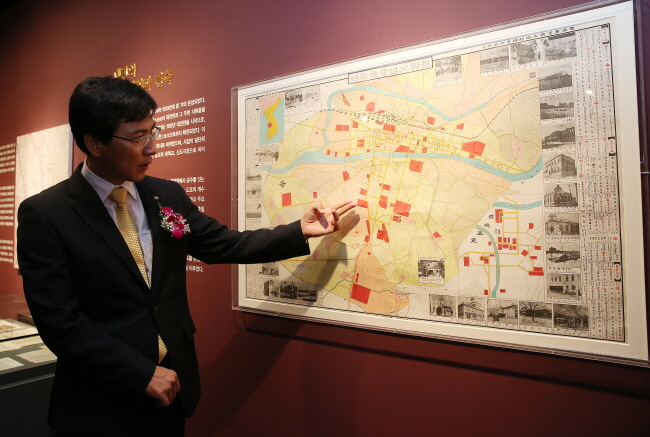 안희정 지사가 1일 대전에 있는 옛도청 청사에서 근현대 역사관을 둘러보고 있다.