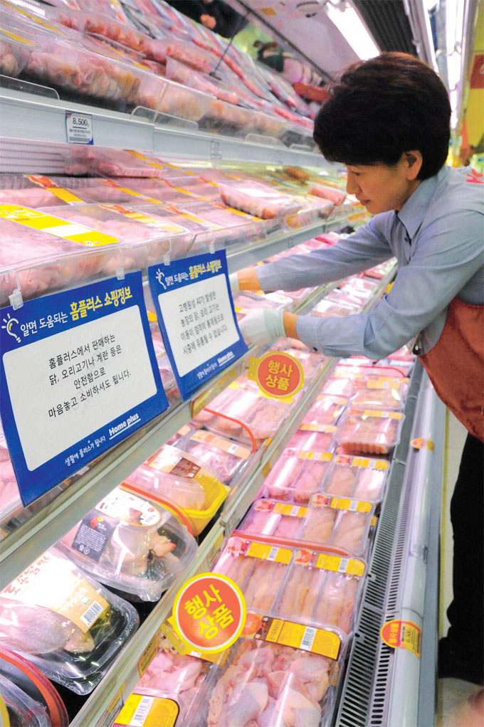 전국적으로 조류인플루엔자(AI) 비상이 걸린 가운데 한 대형매장의 식품매장에 지난 20일 “닭과 오리를 안심하고 소비해도 좋다”는 문구가 걸려 있다. 사진/뉴시스