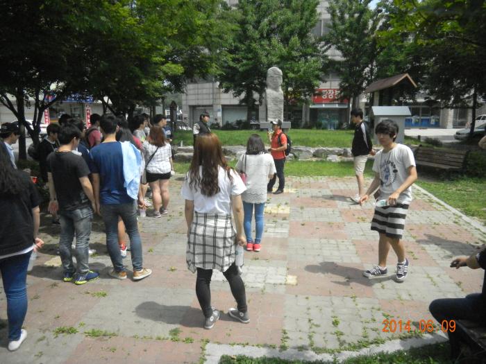 광경동마을 대교리석불입상 앞에서 설명을 듣는 학생들 