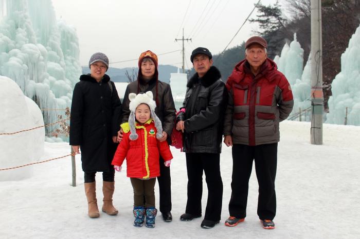 중국에서 온 진계향씨 가족. 맨 왼쪽이 진씨이고 앞의 어린이가 딸입니다.