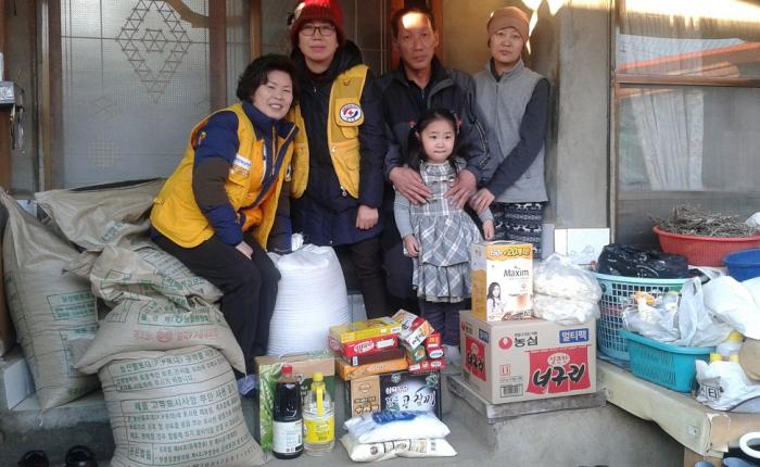 진계향씨 가족에게 후원물품을 준비해준 적십자사 직원들과 함께...