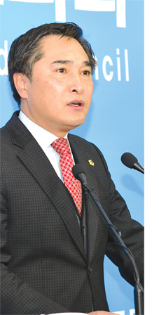 김용필 위원장이 지난 11일 도의회에서 기자들에게 남악신도시 방문 결과를 밝히고 있다.
