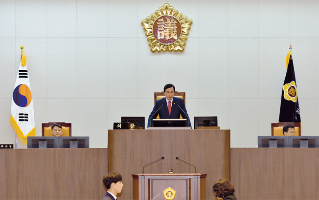 김기영 의장이 도의회 제279회 정례회 본회의를 주재하고 있다.