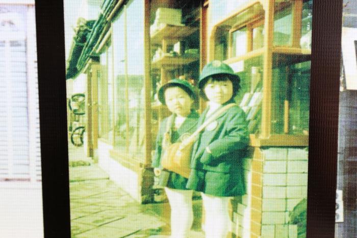 전종복 할머니의 막내딸(오른쪽)과 이웃집 친구가 태극당 앞에서 유치원복을 입고 서있다.