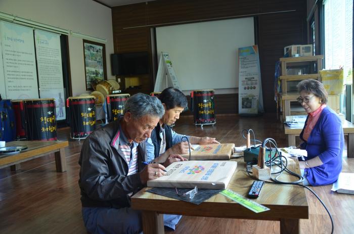홍성군 마을 장승학교를 열기 위해 준비중인 마을 어르신들