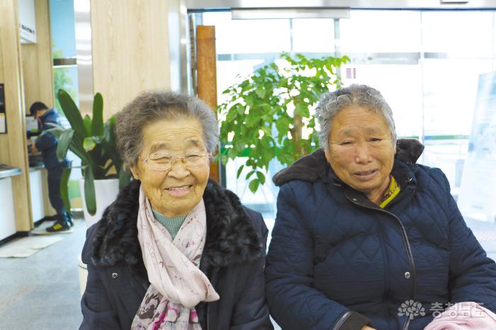 효도버스로 면 소재지 농협을 방문한 이선내<왼쪽>, 채향희 할머니가 고맙다며 미소를 짓고 있다.