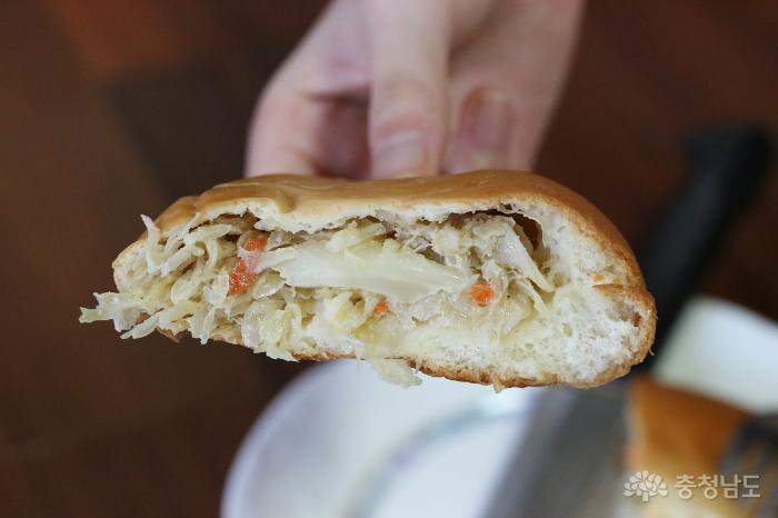양파와 당근, 마요네즈가 들어간 평범한 빵이지만 맛은 그만이다.