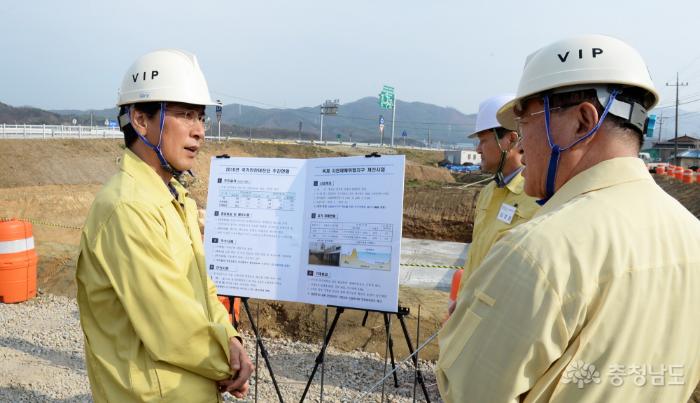 안희정 지사가 4일 국가안전대진단이 진행되고 있는 홍성 옥계 재해위험지구 공사현장을 방문 점검했다.