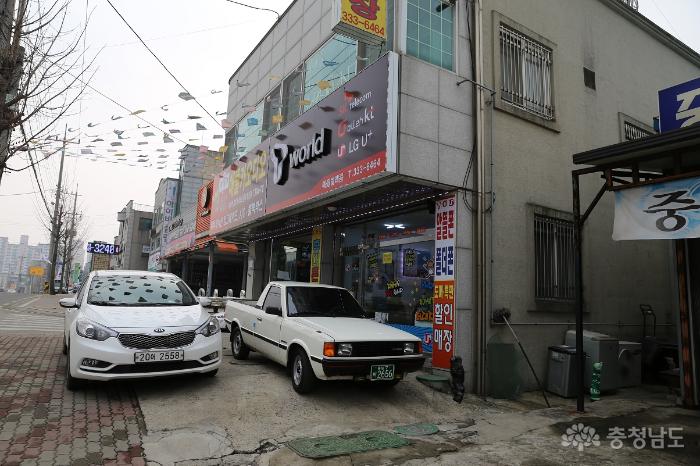 카 오디오점을 운영하는 김상국씨네 가게 앞에 세워져 있는 포니2(오른쪽)