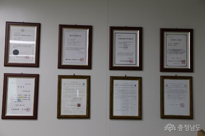 각종 특허증과 상장 등이 전시되어 있는 복도 벽면