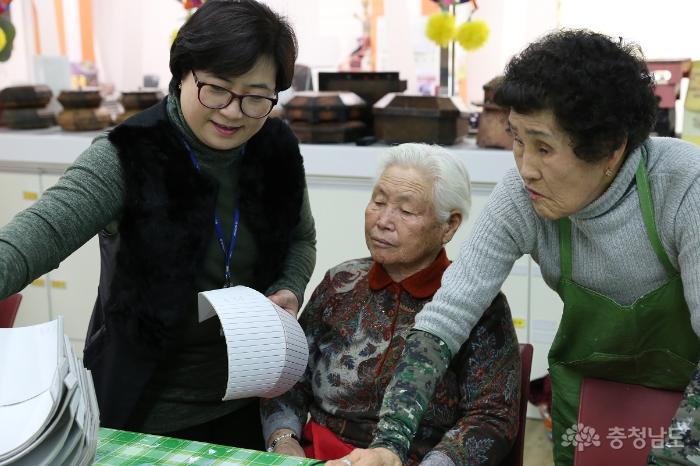 사랑채 운영을 담당하고 있는 김경원 선생님이 어르신들과 즐겁게 대화하며 보살펴 드리고 있다.