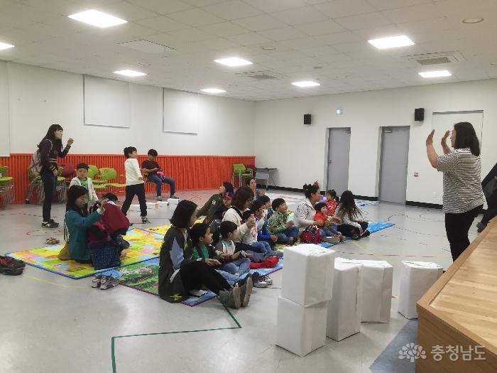 태안 국립도서관 대 공연장에서 그림책 놀이를 소개하는 홍수련 회장님