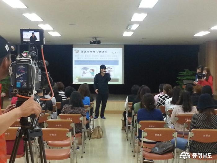 24일 아산 쌍용초등학교에서 열린 폭력예방교육에 탤런트 김보성씨가 참여해 폭력사례와 대처방법을 공유했다.