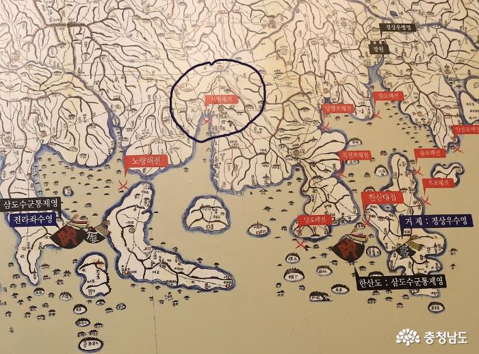 현충사 전시관에 있는 충무공의 전적지 지도. 주요 전투지에 관한 지역이 표시돼 있다.