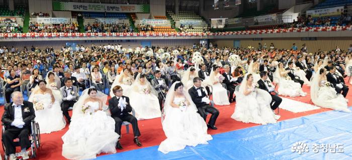 제17회 장애인 합동결혼식이 31일 공주 백제체육관에서 안희정 충남도지사와 장애인, 자원봉사자 등 3,600여명이 참석한 가운데 열렸다.
