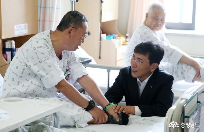현충일 추념식 이후 안 지사는 대전보훈병원을 방문, 6.25 참전용사 등 나라를 위해 헌신하다 병마와 싸우고 있는 환자들을 만나 감사의 뜻을 전했다.