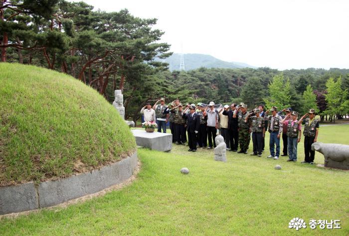 대한민국월남전참전자회 평택시지회 회원들의 묘소 참배 