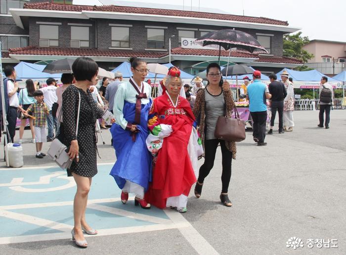 60년만에 연지곤지… 오늘은 새색시·새신랑 사진