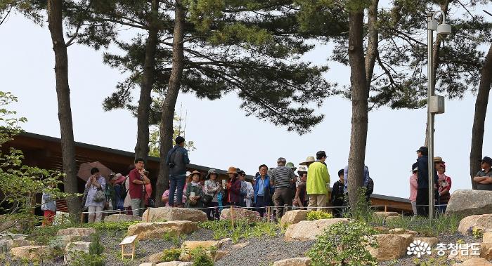 천리포 수목원에 관광객들이 찾아와 관람전 해설사의 이야기를 경청하고 있다.