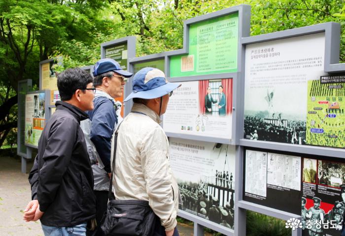 기념관 앞의 윤의사 활동 자료
