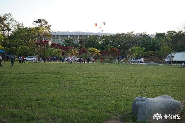 논산시민공원 넓은 잔디밭