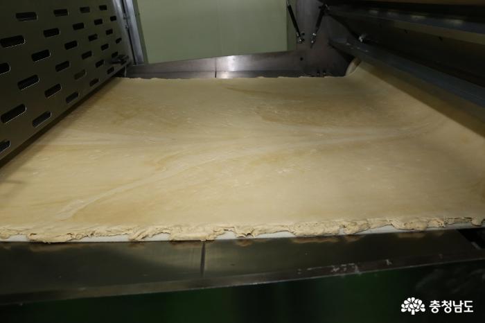 건빵이 만들어지 위한 밀가루 반죽이 벨트를 타고 이동하고 있다.