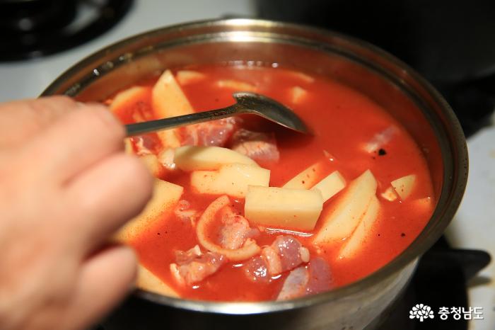 오늘의 요리는 돼지 목살로 만드는 감자짜개다. 고추장과 고춧가루를 풀어 넣고 얼큰하게 끓여내면 맛도 끝내준다.