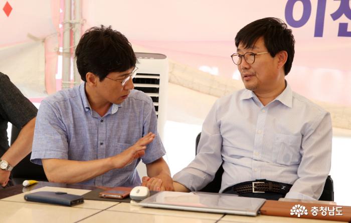 안희정 지사와 김홍장 당진시장이 대화를 하고 있다.