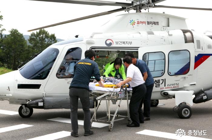 충남닥터헬기로 응급환자를 이송하는 모습.