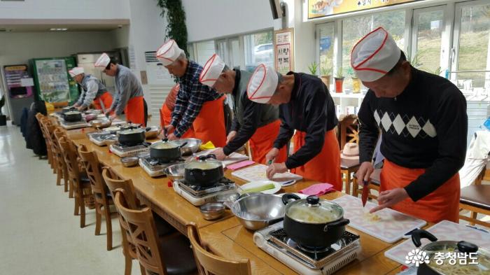 ▲ ‘남성어르신요리교실’에서 요리를 배우시는 어르신들