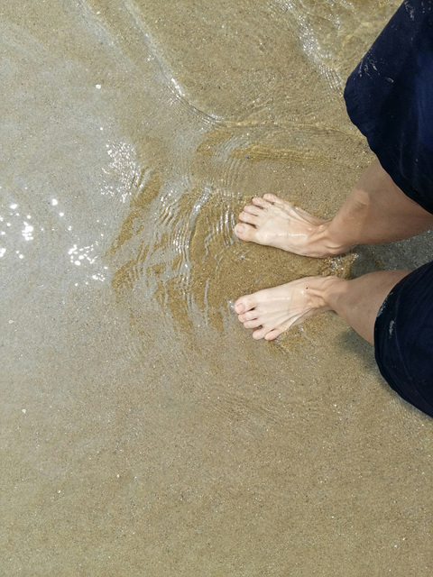 맨발 사이로 모래가 출렁인다.
