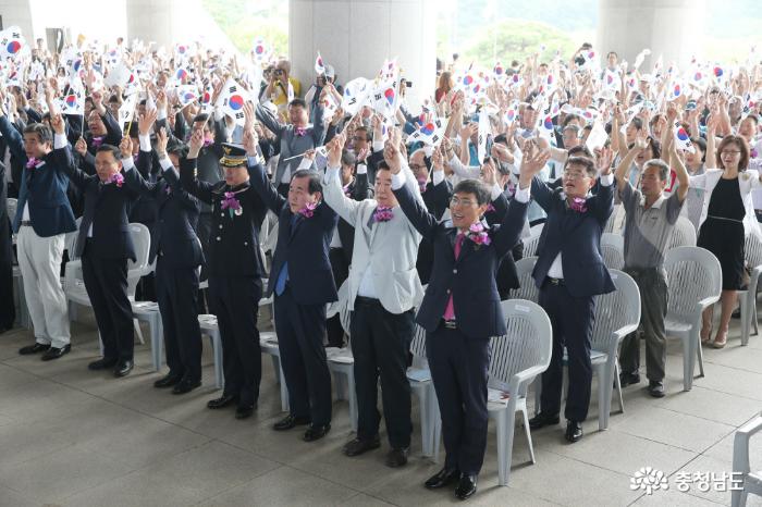 15일 천안독립기념관에서 열린 제71주년 광복절 경축식에서 만세를 부르고 있다.