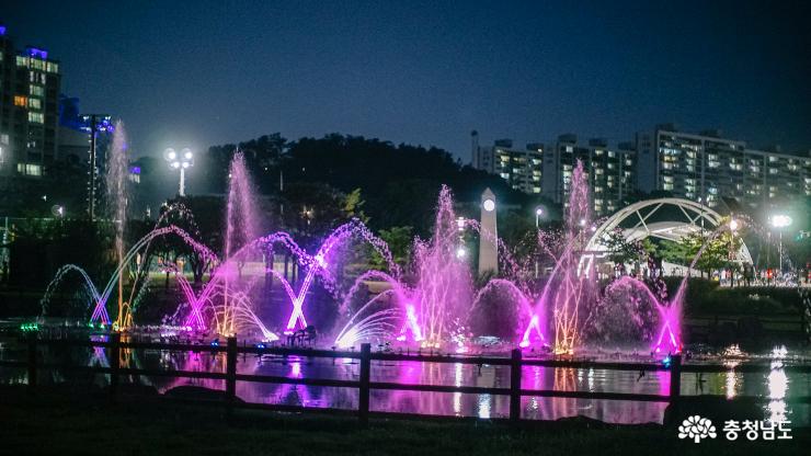 신나는 음악과 시원한 분수쇼가 있는 '천안 청수호수공원'