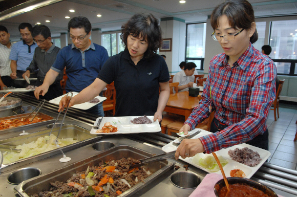 '한우고기 소비촉진 한우고기 먹는 날'을 맞아 14일 도청 직원들이 구내식당에서 한우 불고기를 배식하고 있다. 