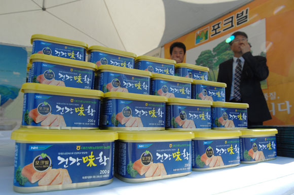 2년 연속 소비자가 꼽은 최우수 브랜드로 선정된 '포크빌 포도 먹은 돼지' 홍보대.