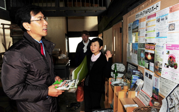 안희정 지사는 4일 일본 NPO법인 에가오츠나게테 사무실을 방문해 도농교류 모범사례를 벤치마킹했다.