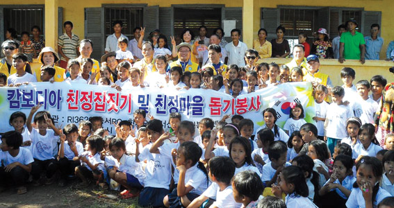 서산시 자원봉사센터가 주관한 다문화가정 친정집짓기 행사가 캄보디아 한마을에서 열렸다.