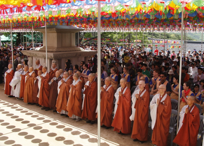 부처님 오신날의 천년가람 수덕사 사진