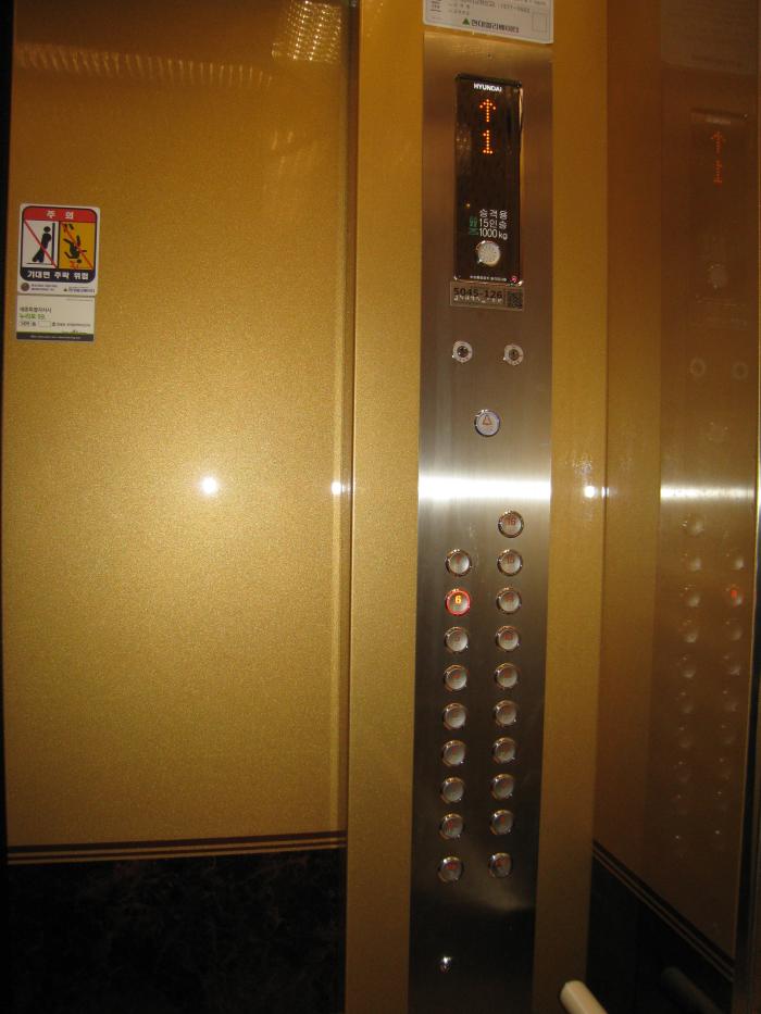 엘리베이터의 자동 문 닫힘 버튼