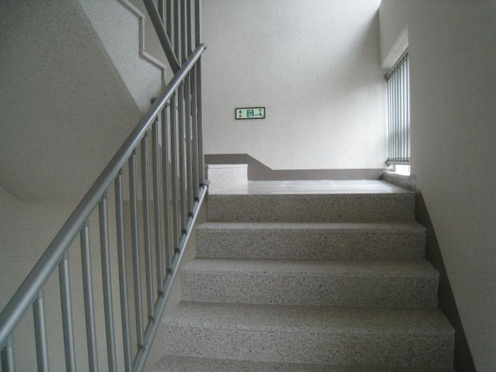 아파트 낮은 층은 계단 이용