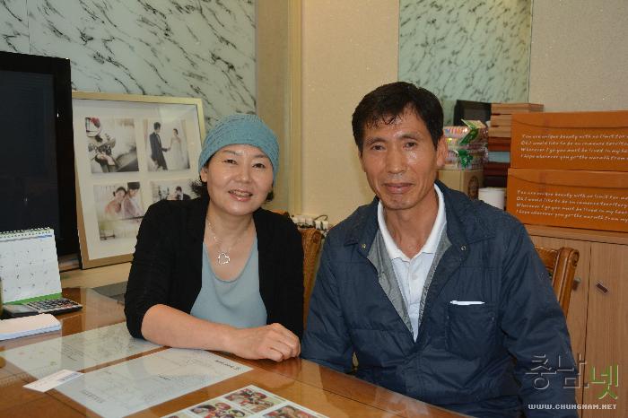 김동석 대표(55세)와 아내 송은영(54세)씨가 함께 기념촬영을 했다