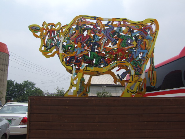 아그로랜드 태신목장 정문에 새워진 소의 상징 조형물