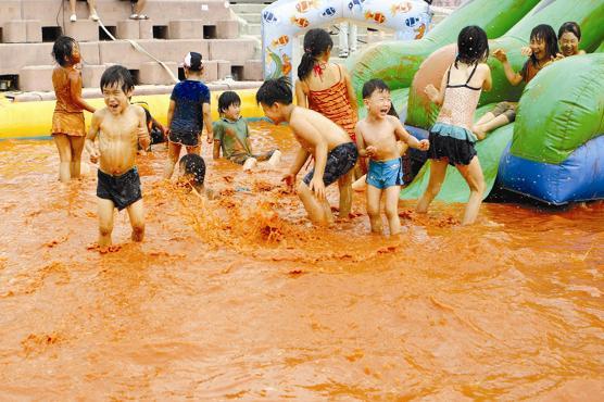 지난해 열린 태안바다황토축제에서 아이들이 즐거운 시간을 보내고 있다.