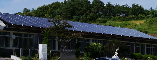 학교 지붕 위의 태양열 집열판