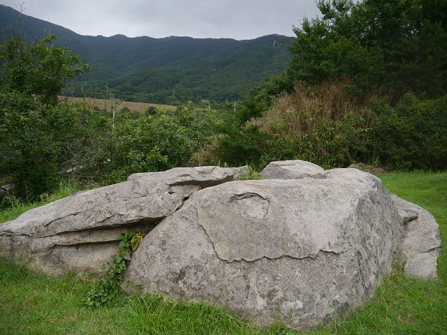 묘지 왼쪽의 자연석 바위